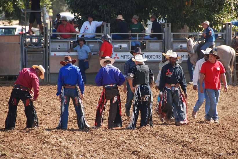 24- Les cow-boys a la parade avant le rodeo.JPG